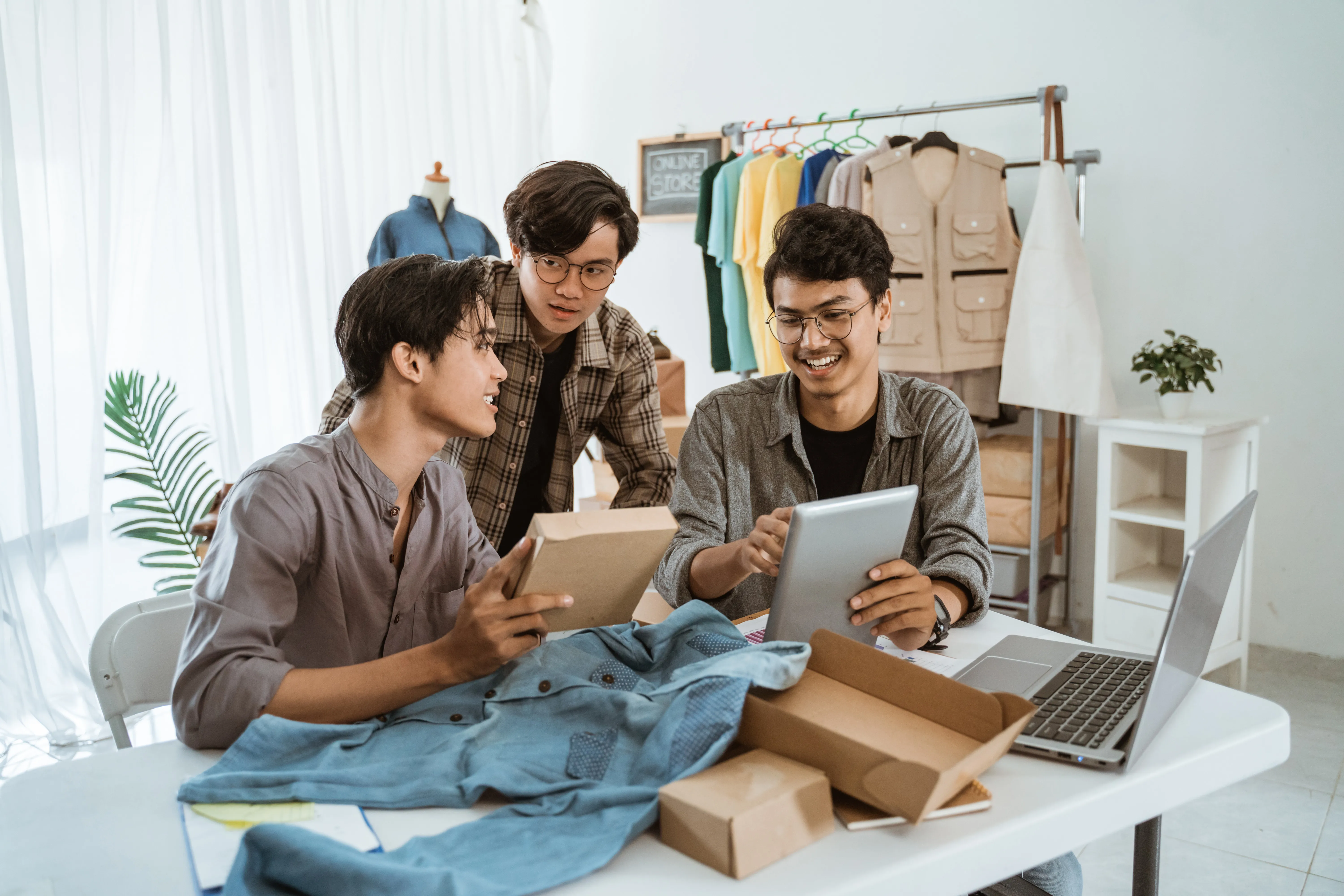 Best Clothing Suppliers for Dropshipping